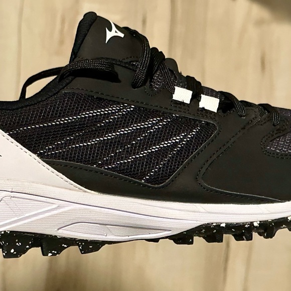 Mizuno Women’s Turf Softball Cleats. Size 12 - Picture 2 of 6